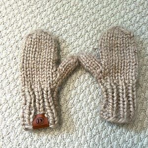 Vartan Daniel Hand Knit pair of Mittens Child Size